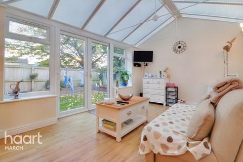 2 bedroom bungalow for sale - The Avenue, March