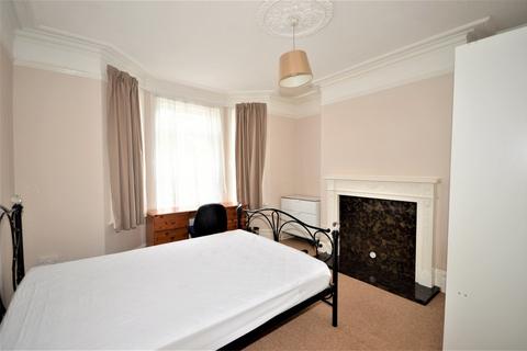 5 bedroom detached house to rent, Alma Road, Winton, Bournemouth