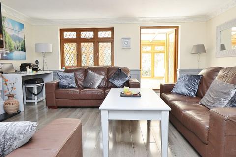 46 Kirby Close, Romford, RM3 9UE