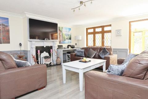 46 Kirby Close, Romford, RM3 9UE