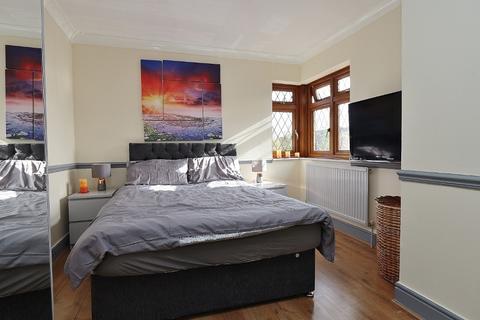 46 Kirby Close, Romford, RM3 9UE