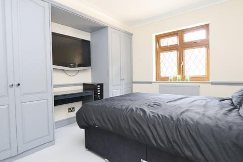 46 Kirby Close, Romford, RM3 9UE