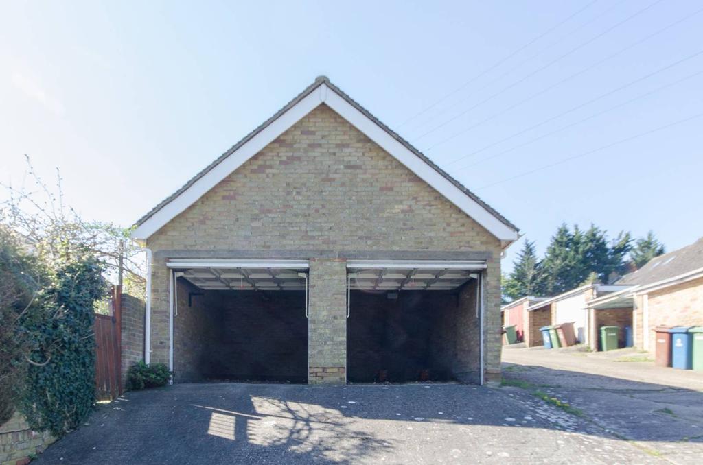 Wakehams Hill, Pinner, HA5 Garage £140 pcm (£32 pw)