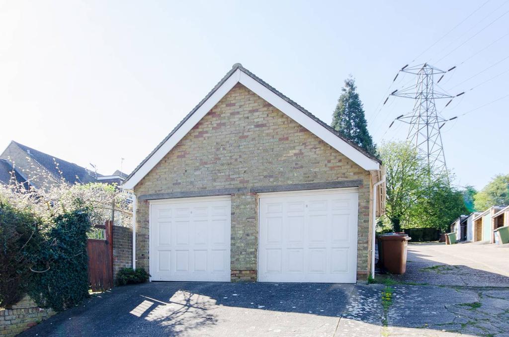 Wakehams Hill, Pinner, HA5 Garage £140 pcm (£32 pw)