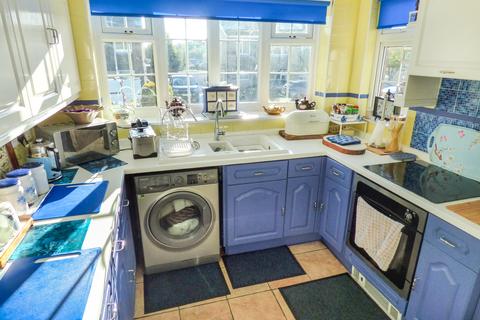 16 Middlebrook Drive, Bradford, BD8 0EU