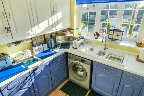 16 Middlebrook Drive, Bradford, BD8 0EU