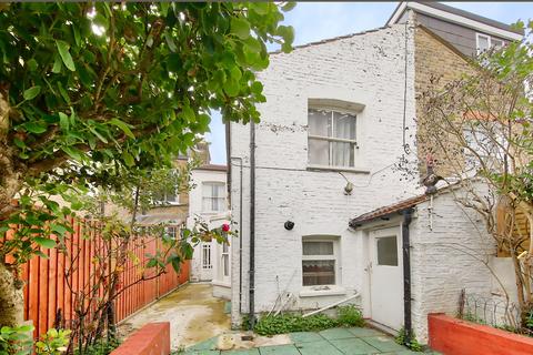 3 bedroom terraced house for sale - Leathwaite Road, London, SW11