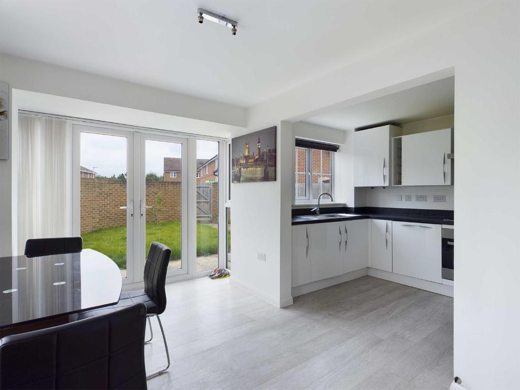 Diamond Jubilee Close, Gloucester, GL1 3 bed detached house £1,300
