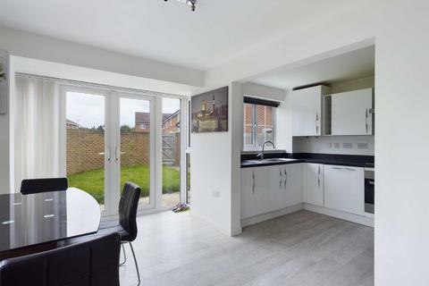 3 bedroom detached house to rent, Diamond Jubilee Close, Gloucester, GL1