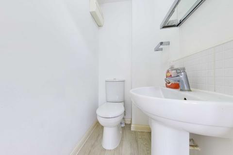 3 bedroom detached house to rent, Diamond Jubilee Close, Gloucester, GL1