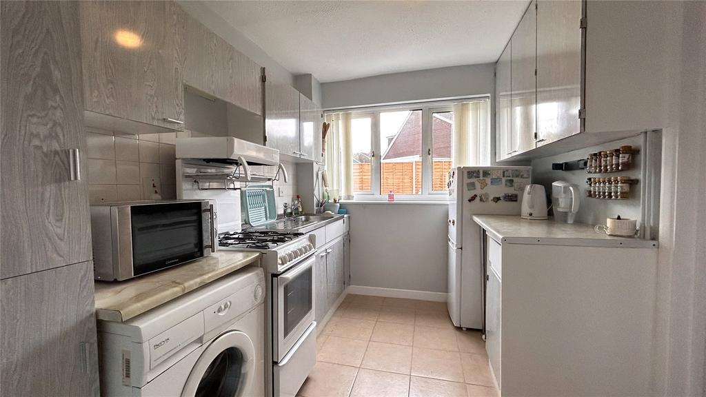 Staplehurst, Bracknell, Berkshire, RG12 3 bed semidetached house £