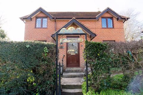 3 bedroom detached house to rent, Castle Street, Newport