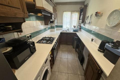 2 bedroom flat for sale, Byron Way, Northolt, UB5