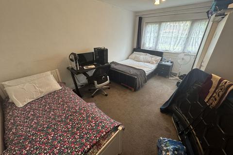 2 bedroom flat for sale, Byron Way, Northolt, UB5