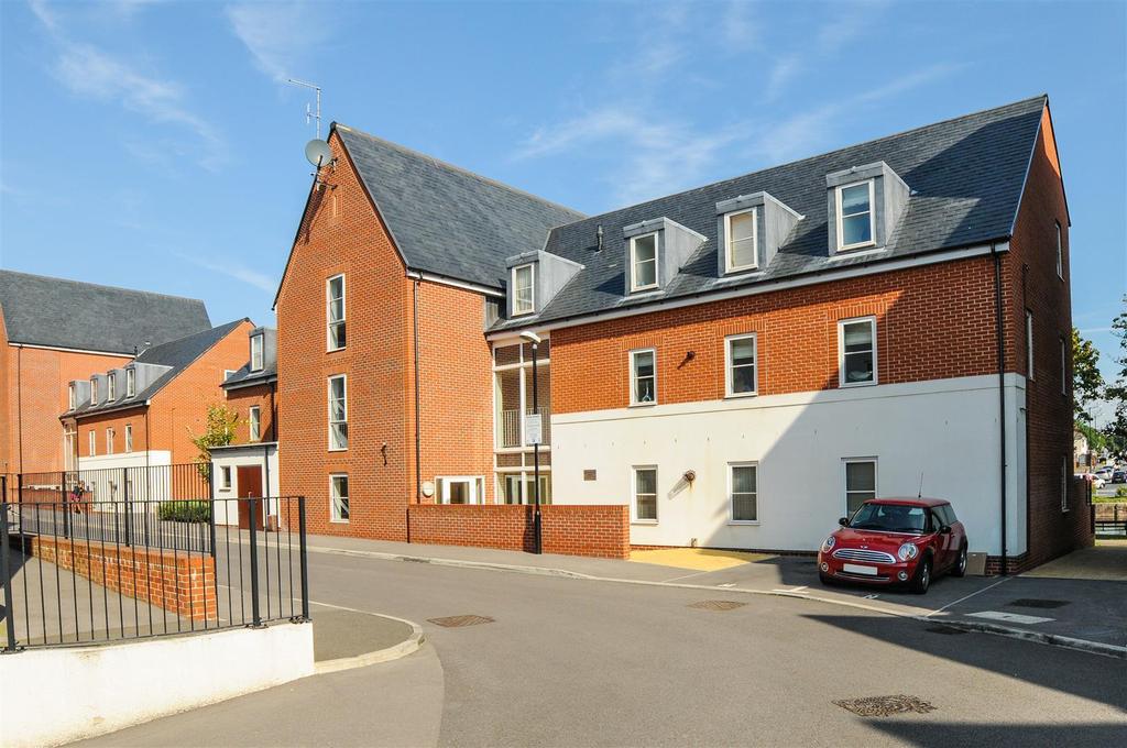 John Rennie Road, Chichester 2 bed flat £1,100 pcm (£254 pw)