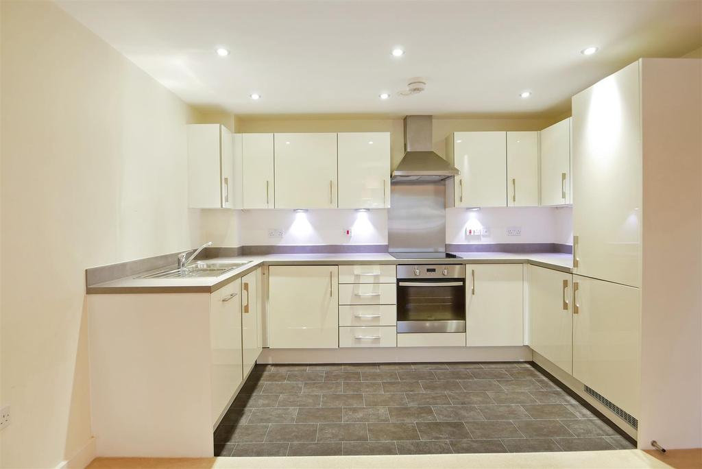 John Rennie Road, Chichester 2 bed flat £1,100 pcm (£254 pw)