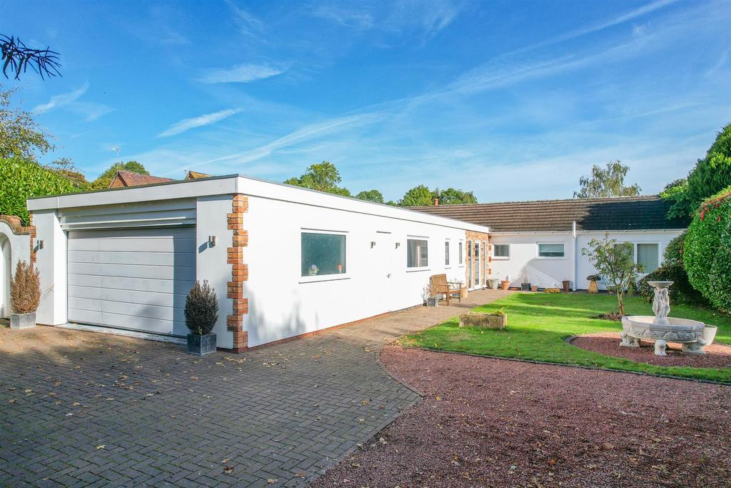 Ford Lane, Langley, StratfordUponAvon 4 bed detached bungalow £985,000