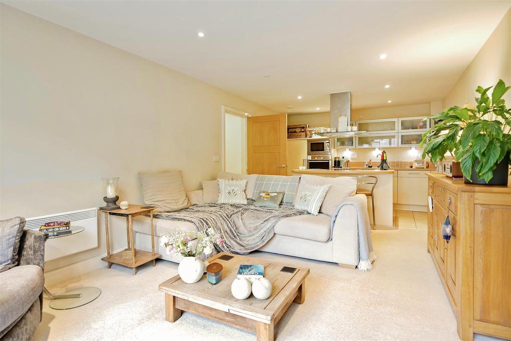 St Agnes Place, Chichester 2 bed flat £1,150 pcm (£265 pw)