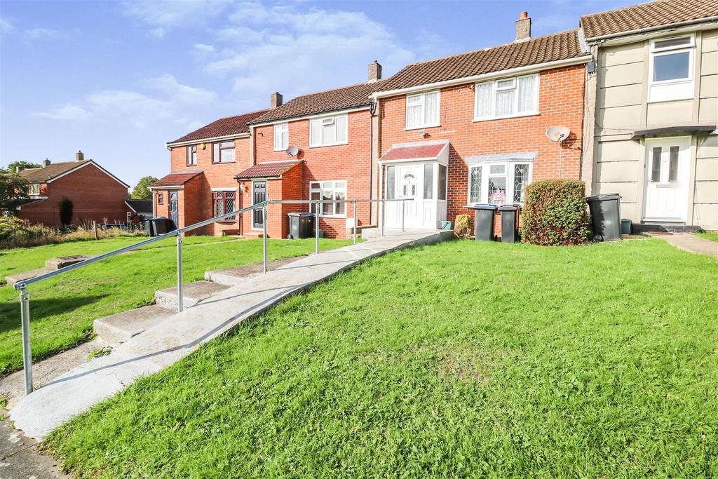 Fold Croft, Harlow 3 bed terraced house £325,000