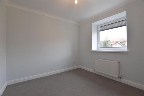 2 bedroom house to rent, Woodlands Road, Redhill