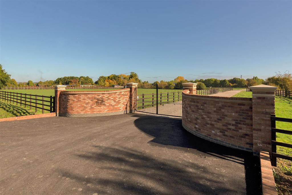 Willow Lane, Paddock Wood, Tonbridge 4 bed semidetached house £950,000