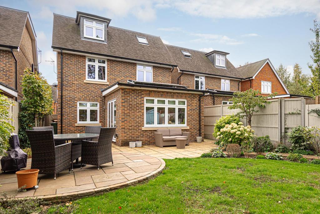 Elder Close, Epsom Downs 4 bed detached house £1,000,000