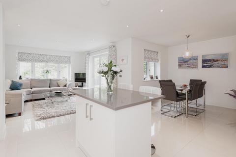 2b Elder Close, Epsom Downs, Epsom, KT17 3DD
