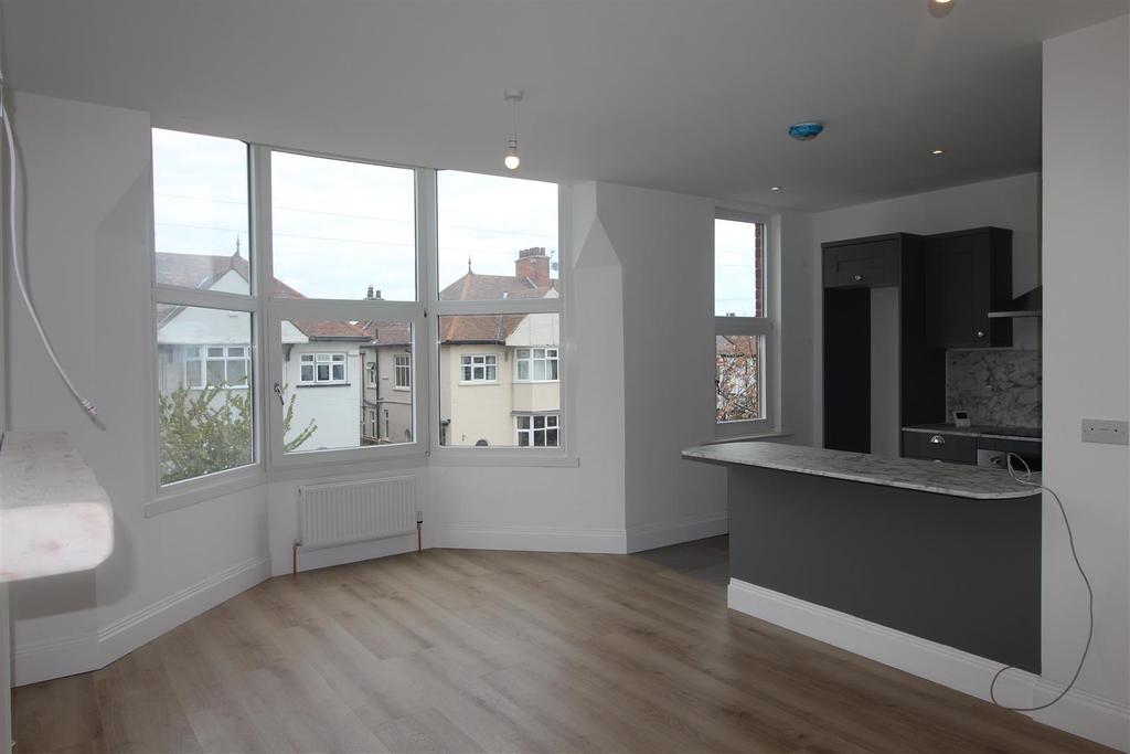 Queens Parade, Cleethorpes 2 bed flat £675 pcm (£156 pw)