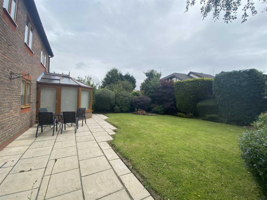 Fletcher Drive, Bowdon, Altrincham 4 bed detached house £2,695 pcm (£