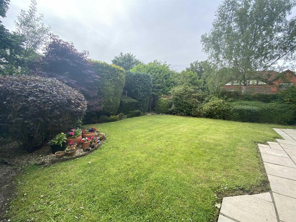 Fletcher Drive, Bowdon, Altrincham 4 bed detached house £2,695 pcm (£