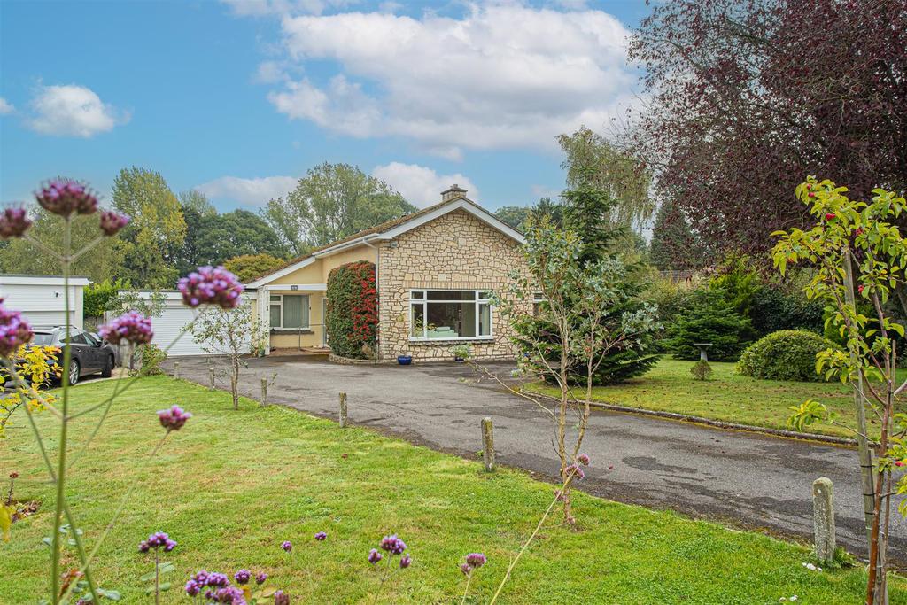 Moors Close, Kington Langley, 3 bed detached bungalow for sale £700,000