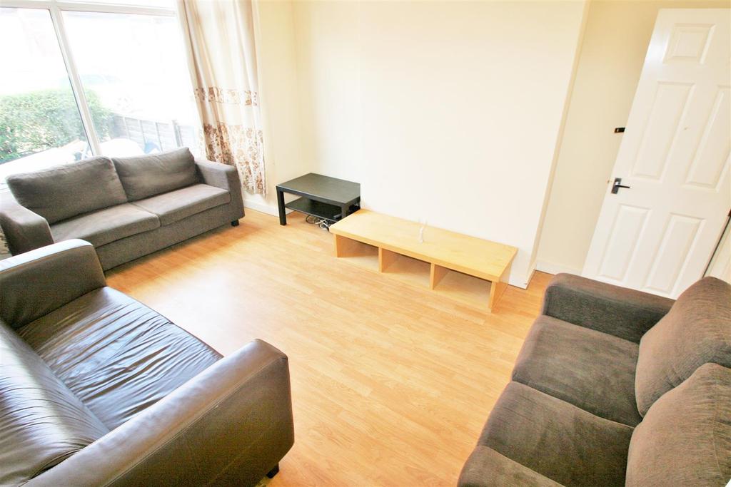 Newport Gardens, Burley, Leeds, LS6 3DA 5 bed terraced house £2,362 pcm (£545 pw)