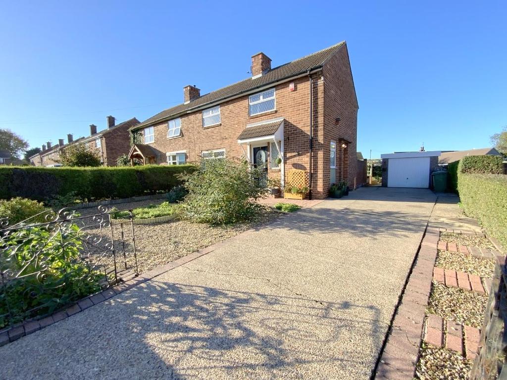 Salisbury Drive, Waltham, Grimsby 3 bed semidetached house £180,000