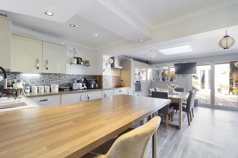 17 Gascoigne Road, New Addington, Croydon, CR0 0ND