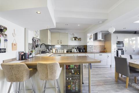 17 Gascoigne Road, New Addington, Croydon, CR0 0ND