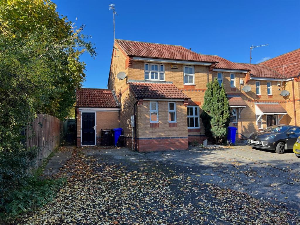 Deepwell Avenue, Halfway, Sheffield, S21 2 bed semidetached house £