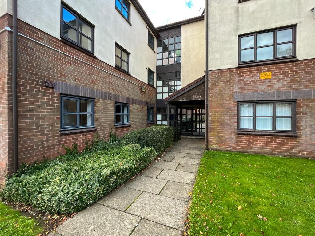 Oakwell Court. Branwell Avenue, Birstall, WF17 9DS 2 bed flat for sale £60,000