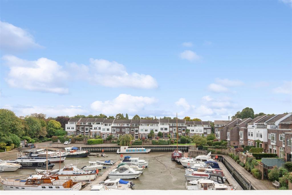 Chiswick Quay, London, W4 4 bed terraced house £4,750 pcm (£1,096 pw)