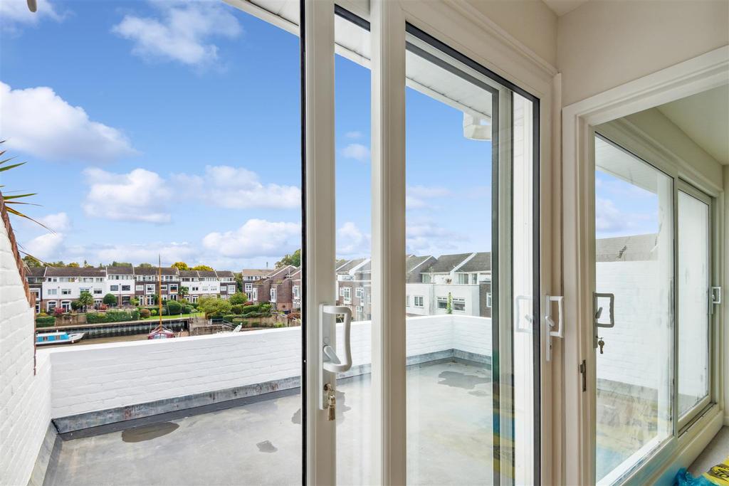 Chiswick Quay, London, W4 4 bed terraced house £4,750 pcm (£1,096 pw)