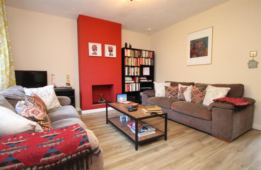 Woodside Road, Guildford 2 bed semidetached house £1,600 pcm (£369 pw)
