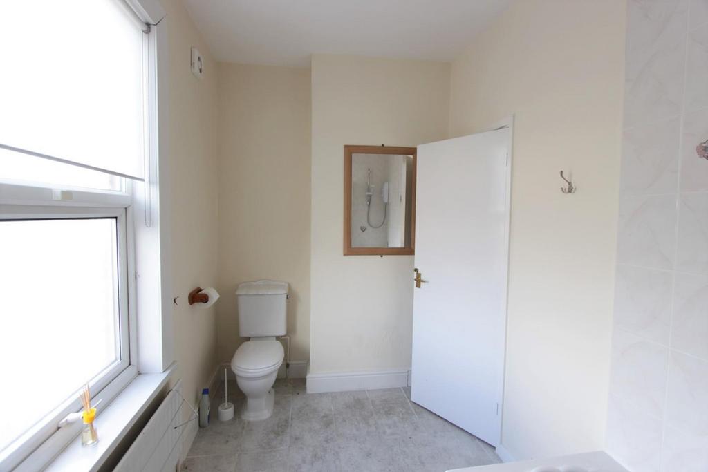 4. bathroom (2) .jpg