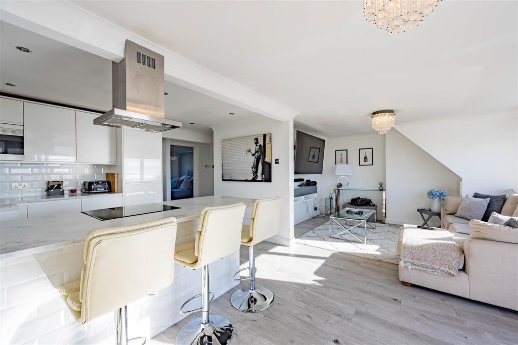 The Ridgeway, Chalkwell 2 bed penthouse for sale £425,000