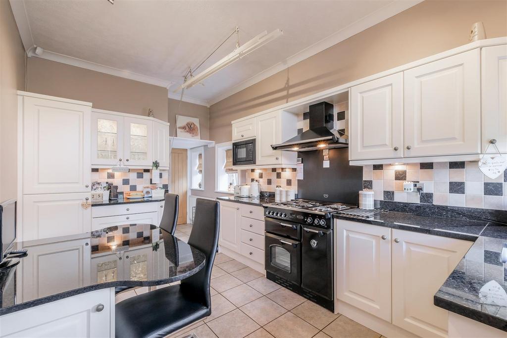Hullen Edge Road, Elland, HX5 4 bed semidetached house £475,000