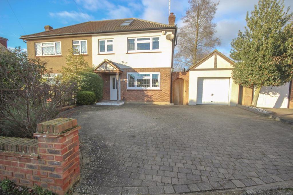 Marks Close, Ingatestone 3 bed semidetached house to rent £1,900 pcm