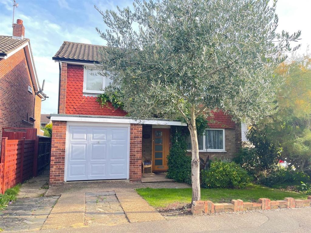 Long Lodge Drive, WaltonOnThames 3 bed detached house £2,250 pcm (£