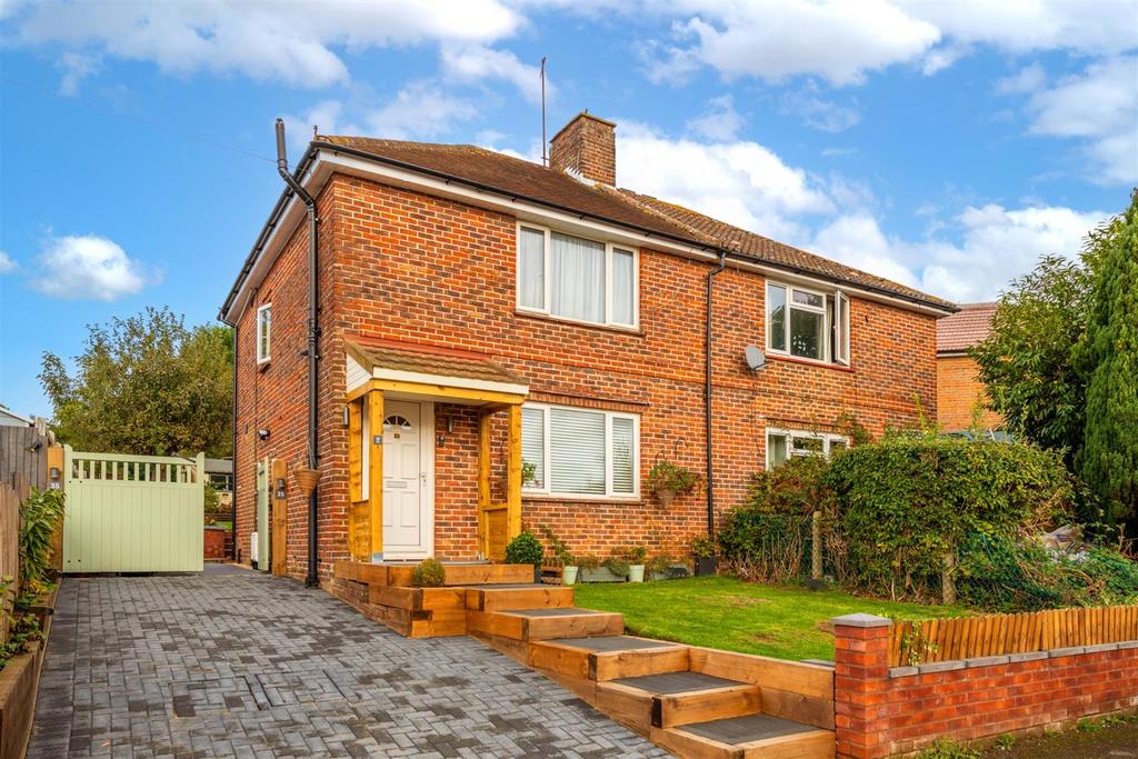 Stuart Road, Reigate 3 bed semidetached house £465,000