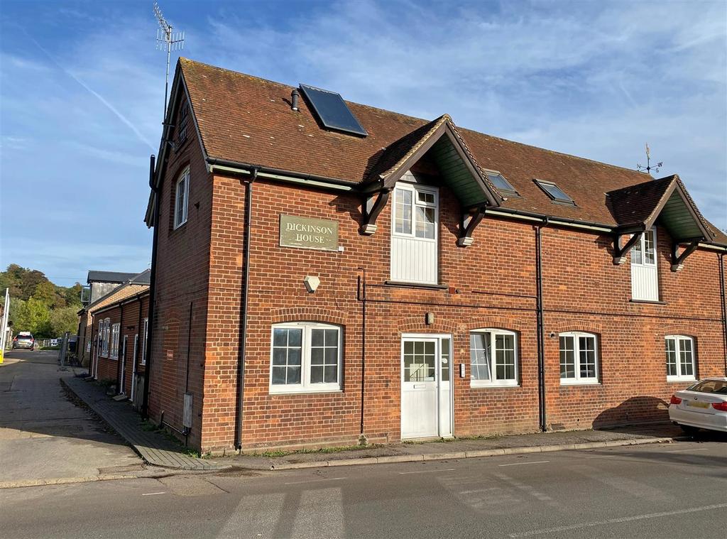 7a Mid Street, South Nutfield Studio £160,000