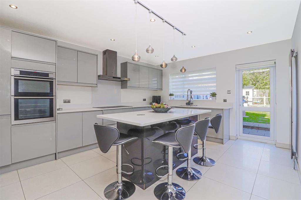 Graham Avenue, Broxbourne 4 bed semidetached house £760,000