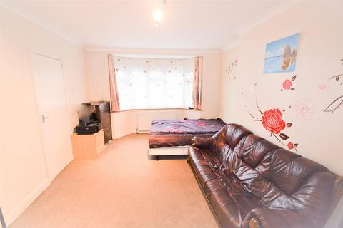 3 bedroom terraced house to rent, Laurel Close, Ilford