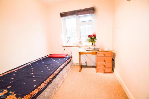 3 bedroom terraced house to rent, Laurel Close, Ilford